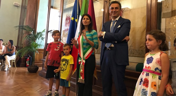 Roma, zainetti e gadget per iniziare l'anno scolastico: Raggi incontra una delegazione di 20 bambini