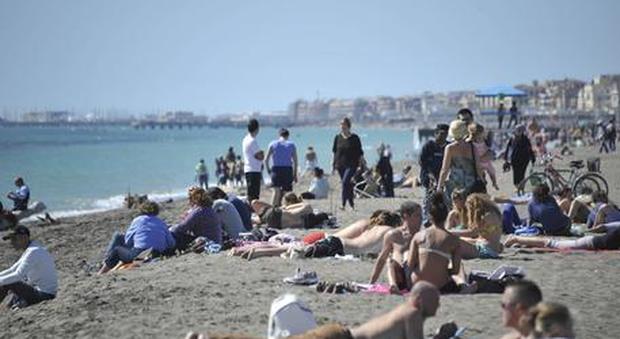 Meteo, Italia spaccata in due: piogge e temporali al Nord, al Sud caldo e «tutti al mare»