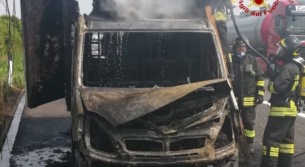 Il furgone distrutto dal rogo