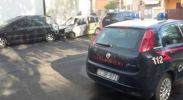 Notte di fuoco nel Salento: incendiate tre auto. Indagano i carabinieri