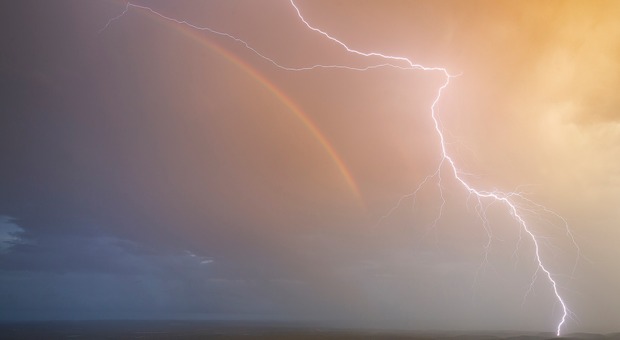Immortalati uno straordinario fulmine e un arcobaleno in un unico scatto