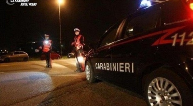 Folle inseguimento all'americana nel centro di Offida tra gli ignari passanti: i carabinieri fermano un 22enne