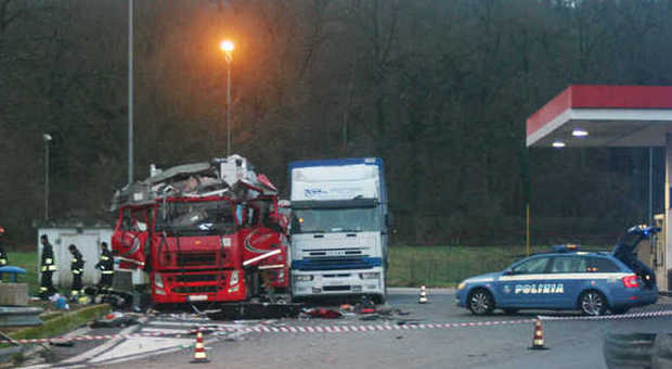 Frosinone, esplode cabina di un Tir sull'A1 ad Anagni: alba di paura
