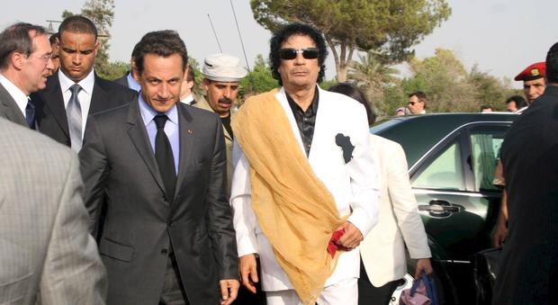 Sarkozy e quella 'strana' guerra a Gheddafi: "Fatta apposta per coprire i suoi illeciti?"
