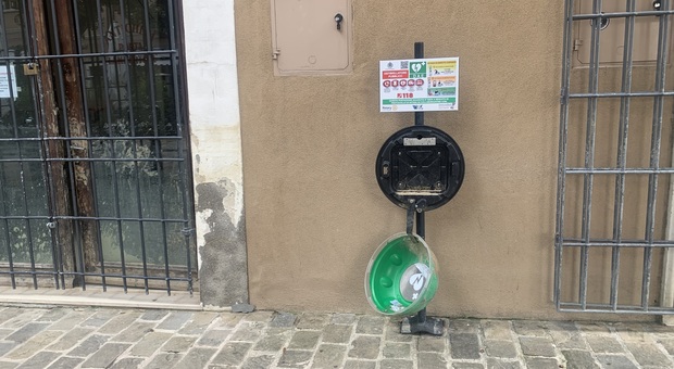 Choc a Senigallia, i vandali senza cuore sono irriducibili: danneggiato l’ennesimo defibrillatore