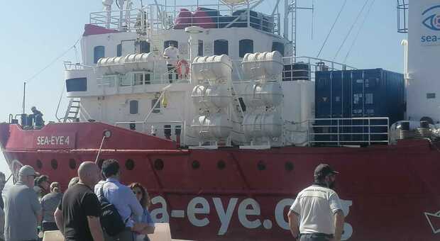 La nave dell'ong Sea Eye è arrivata al porto di Ortona con 49 migranti, 10 sono minori