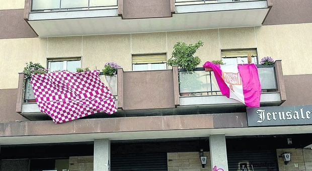 Bari-Cagliari, febbre da Serie A: bandiere e vessilli sui balconi