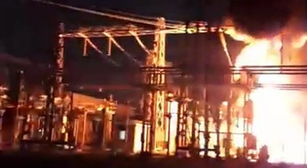 Vasto incendio nella centrale elettrica di Pozzuoli, terrore tra i residenti