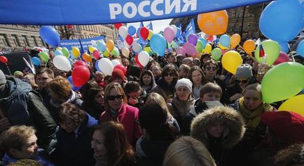 Gay Pride a San Pietroburgo, la polizia carica i manifestanti: una ventina di fermi