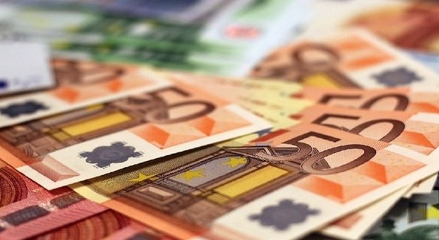 Bonus 200 euro verso il rinnovo per un altro mese. Le ipotesi del Dl Aiuti bis (con il taglio dell'Iva)