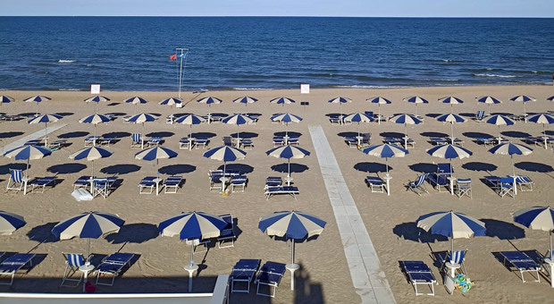 "Cara" estate, prezzi delle vacanze alle stelle: ombrelloni +11%, per hotel e B&b aumenti fino al 28%