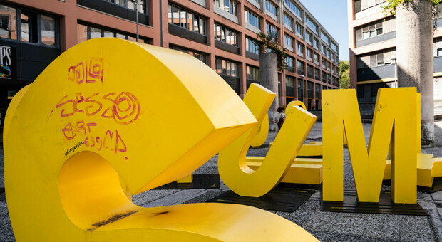 Le lettere gialle di Pordenonelegge imbrattate dai vandali
