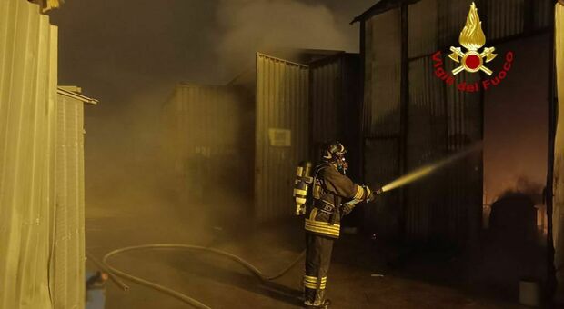 Notte di fuoco al porto di Ancona: scoppia l'incendio in un capannone