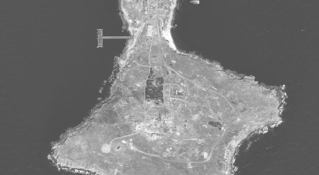 Cosa succede all'Isola dei Serpenti? Attacco di Kiev smentito da Mosca: ma il satellite mostra "bruciature"
