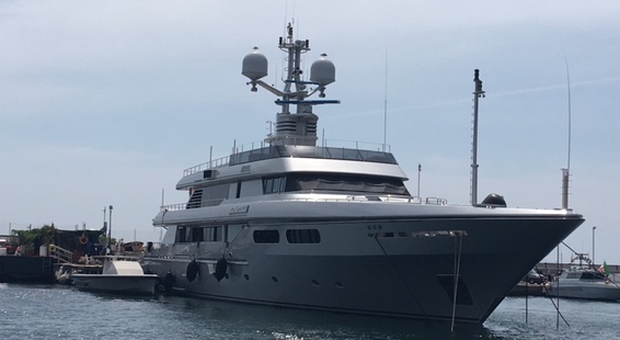 Al via la stagione dei maxi yacht a Mergellina, il primo è quello di D&G