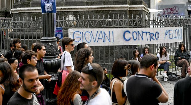 Napoli, gli studenti criticano i politici: «Pd e Destra sono senza idee»