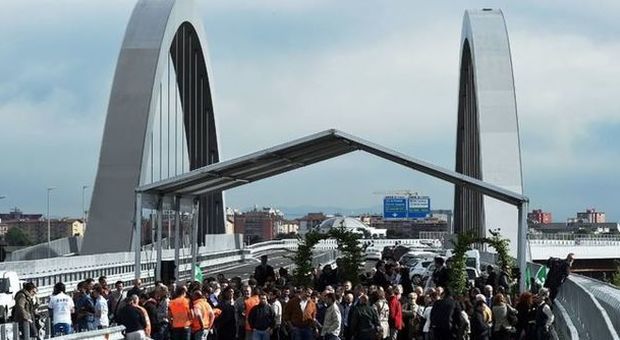 Expo, si arrampica e precipita dal Ponte Merlata: grave 25enne