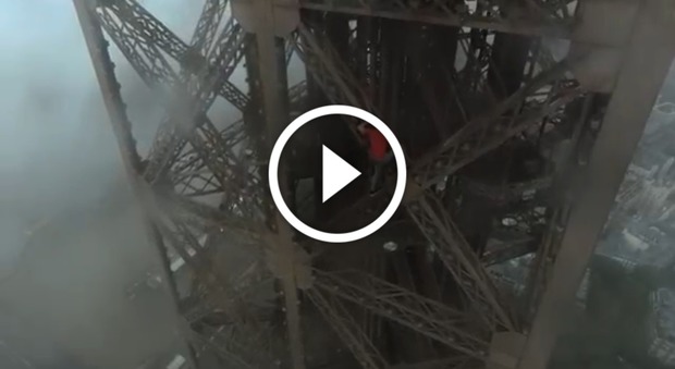 Scalano la Tour Eiffel senza protezioni, l'impresa spericolata filmata da un drone -Guarda