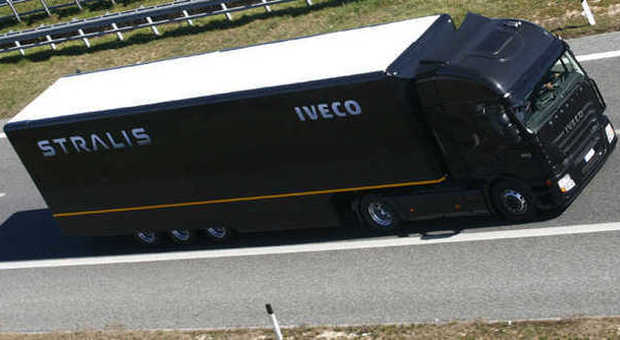 Uno dei grandi camion che ogni giorno attraversano l'Italia in autostrada