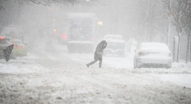 New York, tempesta di neve: cancellati 2.800 voli, scuole chiuse