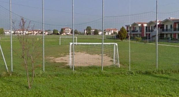 Dramma sul campo da calcio nella partita fra migranti: 19enne muore tra i richiedenti asilo