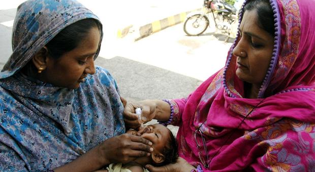 Vaccini, poliomelite quasi debellata in Pakistan: ora si punta sul morbillo