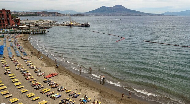 Mare sporco a Napoli, tuffi vietati dal lungomare a Posillipo: «L'ennesima mannaia sulla nostra economia»