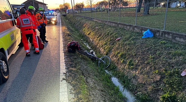 In bici contro un furgone, gravissima donna sbalzata nel fossato