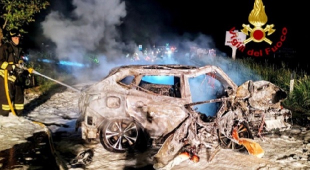 Schianto nella notte contro un platano, l'auto si incendia, morta una donna, grave il marito. Marocchino-eroe li tira fuori dalle fiamme