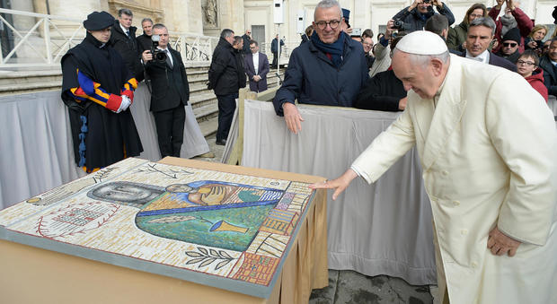 Papa Francesco benedice la Madonna dell'accoglienza donata a Roma dalla Fondazione “Giulio e Giovanna Sacchetti”