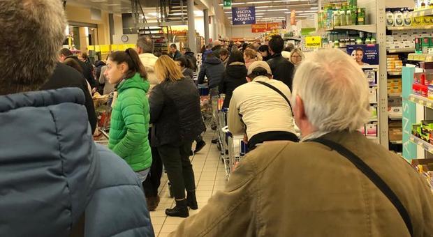Coronavirus a Napoli, ecco la fila fuori norma nei supermercati. Ma chi tutela noi dipendenti?