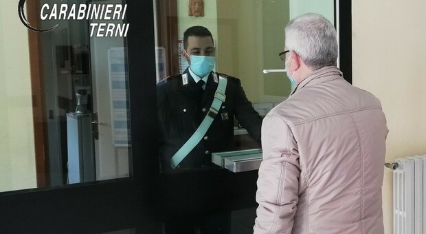 I carabinieri aiutano gli anziani nelle prenotazioni online dei vaccini contro il covid