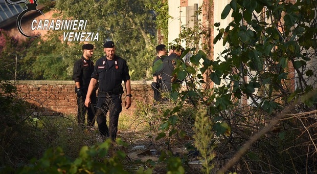 Venezia, maxi rastrellamento nell'edificio abbandonato all'imbarcadero: scatta il fuggi-fuggi ma i carabinieri li scovano. Fermate 8 persone