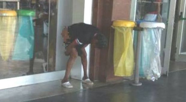 Un uomo defeca davanti alla stazione Termini (Foto dal profilo Facebook di Imola Oggi)