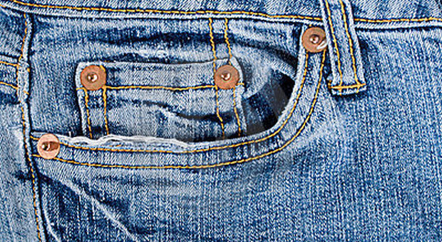 Curiosità jeans, ecco a cosa servono i bottoncini in rame della tasca