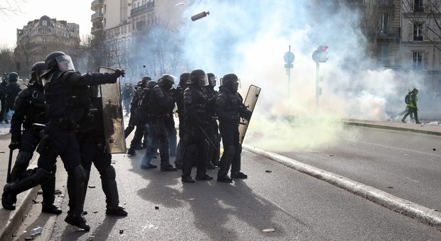 Gilet gialli bloccati al confine italiano, violenti scontri a Parigi: manifestante perde mano