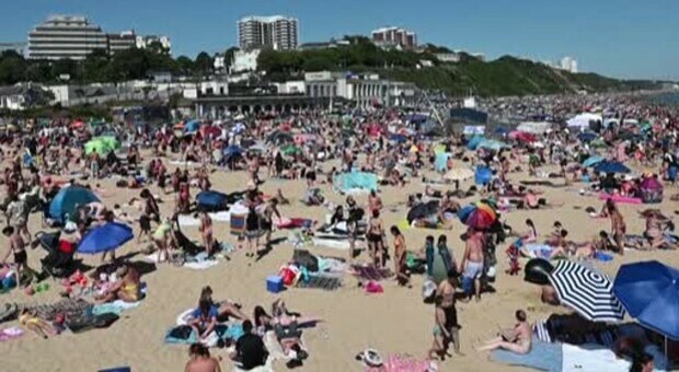 Risse in spiaggia a colpi di sdraio: e il comune inglese le vieta