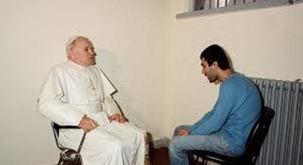 Papa Wojtyla dopo l'attentato va a fare visita al suo attentatore Alì Agca