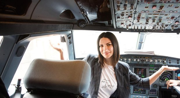 Laura Pausini hostess speciale sul volo privato per presentare il nuovo disco "Fatti Sentire"