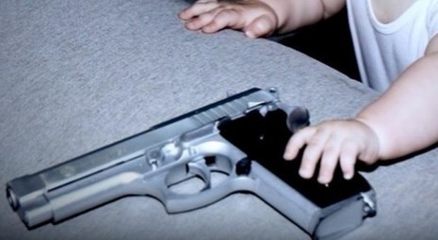 Bimbo di tre anni trova pistola in casa e spara al padre che dorme