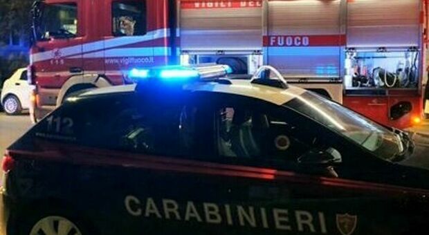 Napoli, a San Pietro a Patierno l'ennesima auto in fiamme: danneggiate vetture parcheggiate