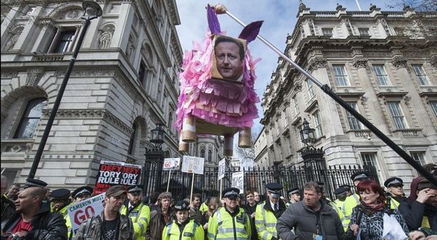 Protesta contro David Cameron a Downing Street
