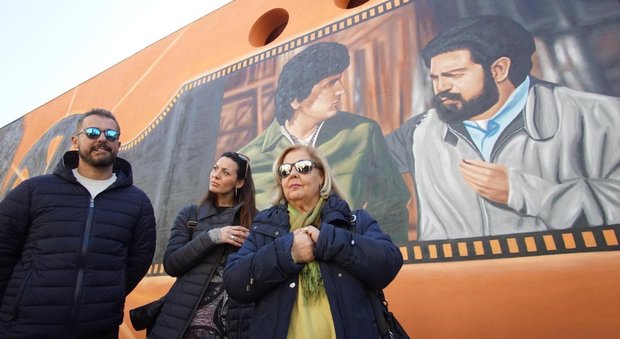 Il fratello di Massimo Troisi all'inaugurazione del murale con le scene dei suoi film