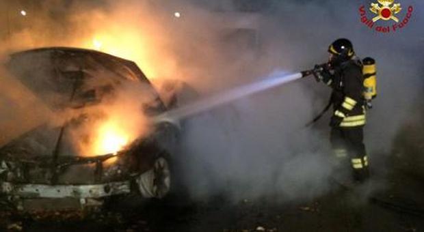 Sente puzza di bruciato e accosta: auto distrutta dal fuoco in un attimo