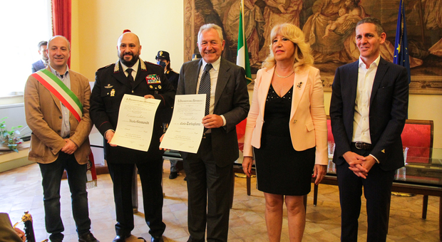 Fermo celebra la Festa della Repubblica, gli ufficiali dell'Arma Gismondi e Tartaglione nuovi commendatori