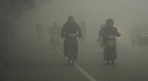 Allarme smog a Pechino: livello 15 volte più alto del massimo. Appello agli abitanti: «Non uscite da casa»