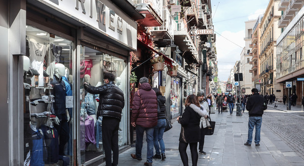 Campania zona arancione: a Napoli riaprono i negozi ma nessuno fa shopping