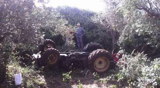 Roma, sbaglia manovra e si ribalta col trattore: agricoltore muore schiacciato