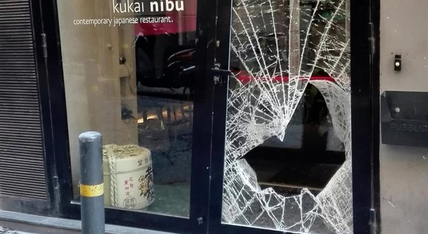 Sfondata con una pietra la vetrina di Kukai: quinto furto al ristorante