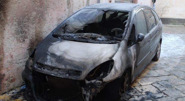 Incendiarono l'auto di un commerciante: arrestato un 23enne, è caccia al complice